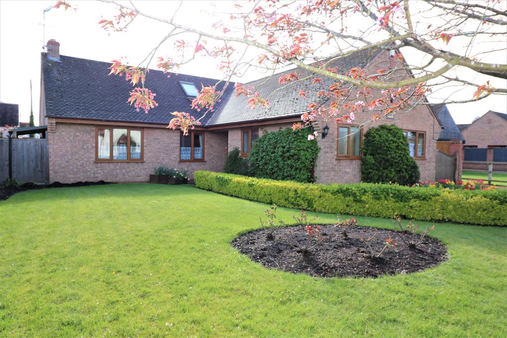 Field Barn Lane, Cropthorne WR10 4 bed detached bungalow for sale £