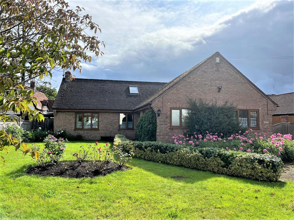 Field Barn Lane, Cropthorne WR10 4 bed detached bungalow for sale £