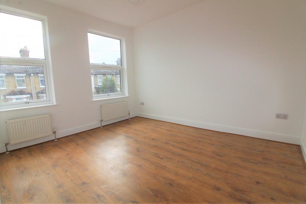 Durants Road Enfield EN3 3 Bed Terraced House 2 150 Pcm 496 Pw   Image 2 1024x1024 