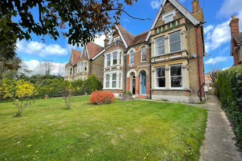 2 bedroom flat to rent, London Road,