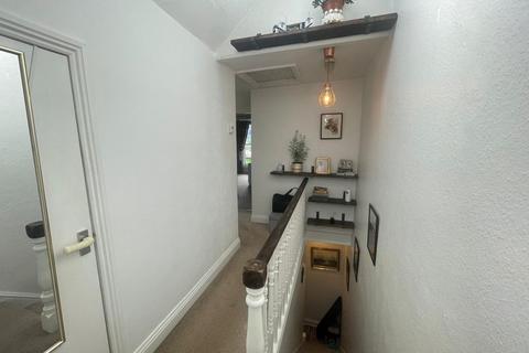 2 bedroom flat to rent, London Road,