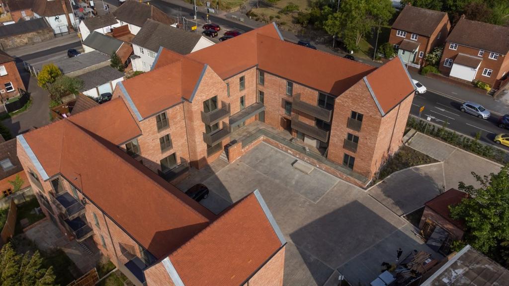 13 Chelmsford Road, Shenfield 2 bed to rent £2,295 pcm (£530 pw)