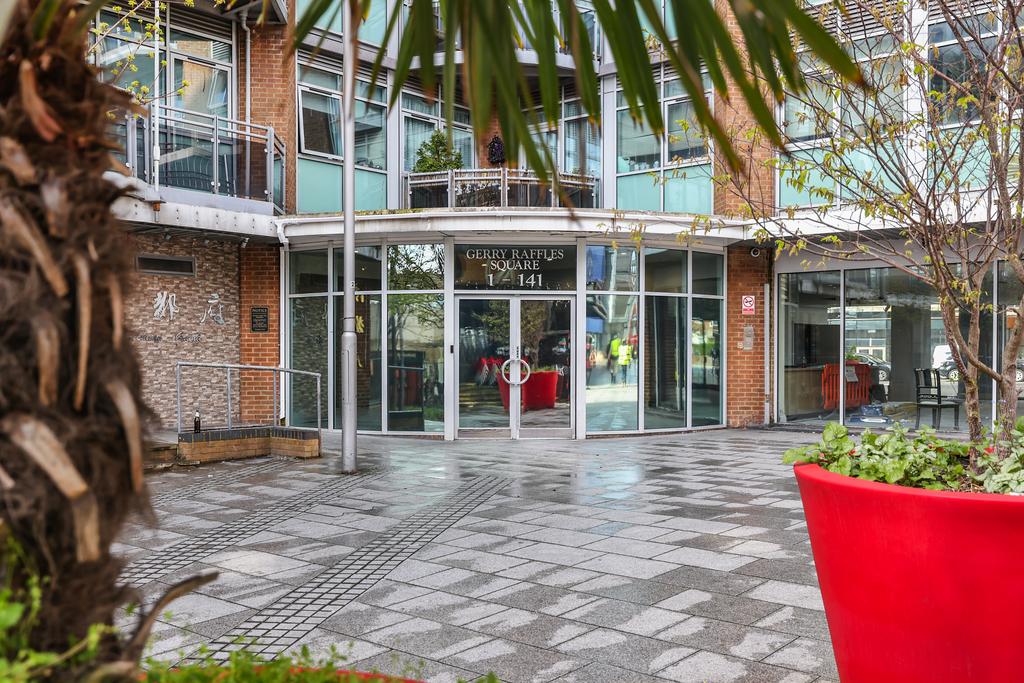 Gerry Raffles Square, Stratford, E15 2 bed flat to rent - £2,000 pcm (£ ...