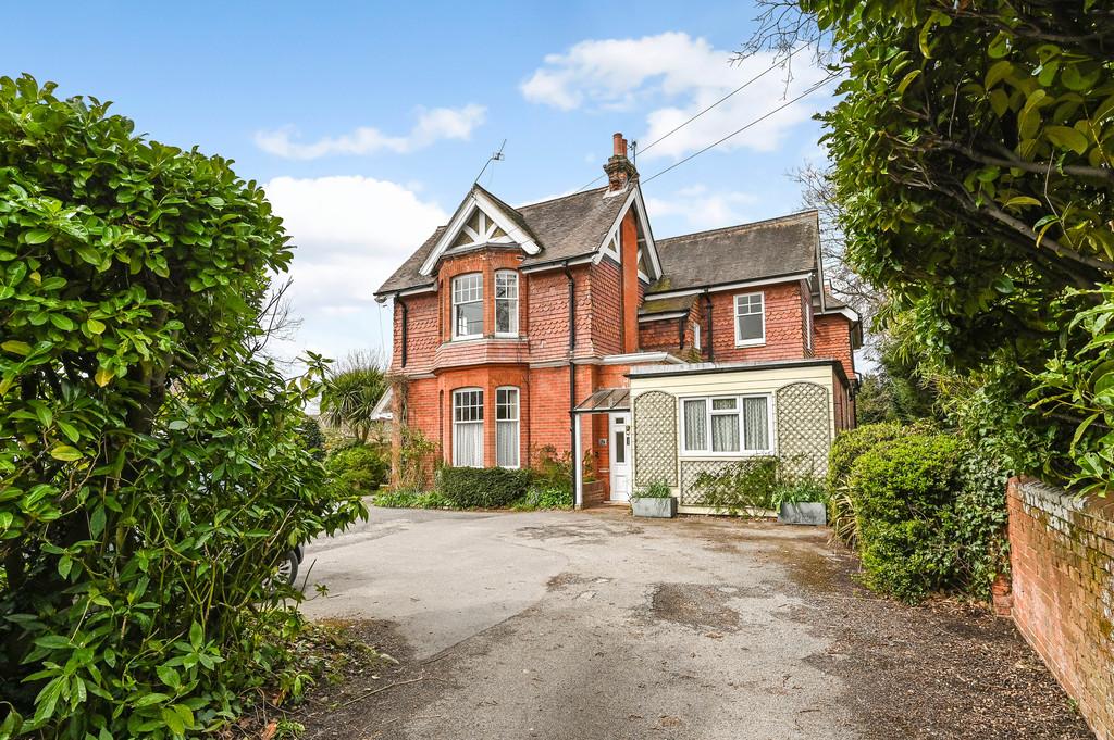 Weston Road, Petersfield 2 bed apartment £1,200 pcm (£277 pw)