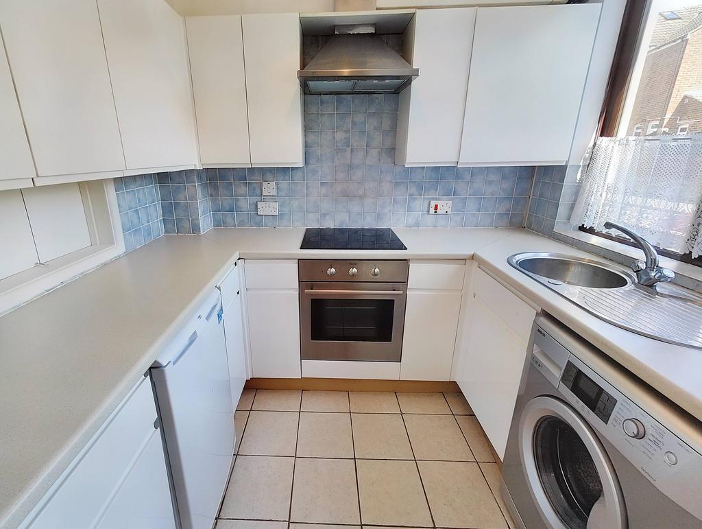 Staunton Road, Havant PO9 2 bed terraced house to rent £1,075 pcm (£