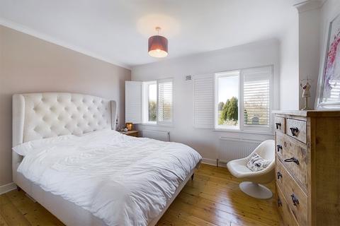 33 Queens Walk, Ruislip, HA4 0LX