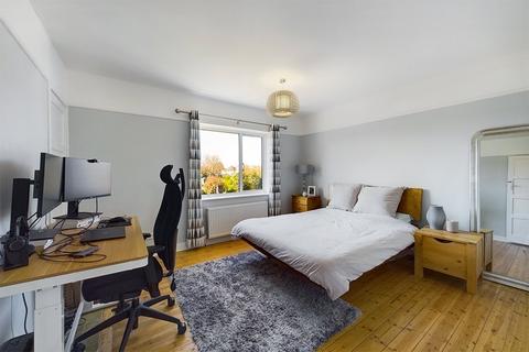 33 Queens Walk, Ruislip, HA4 0LX