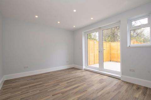 3 bedroom semi-detached house to rent, Ballards Way, Croydon