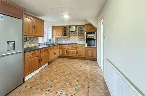 3 bedroom terraced house to rent, Downs Road, Slough, SL3