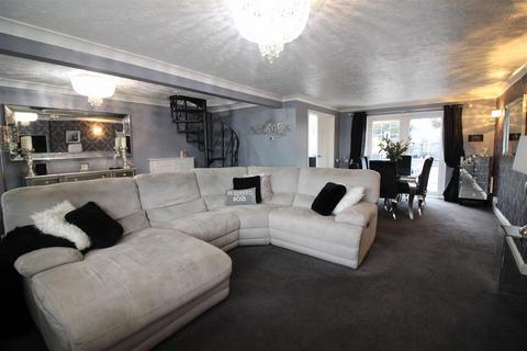 56 Latton Green, Harlow, CM18 7ES
