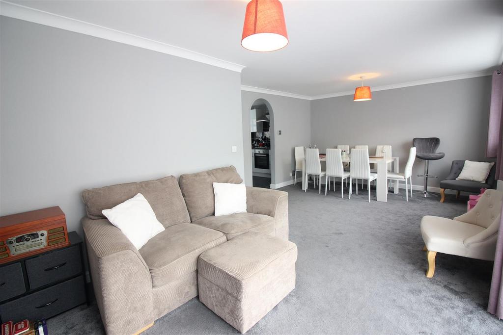 Lounge/Dining Area