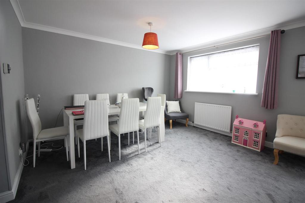 Lounge/Dining Area