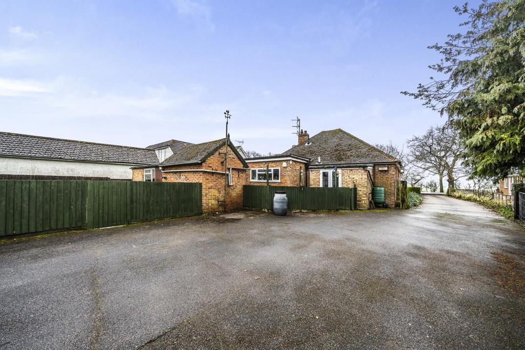 Magpie Hall Road, Stubbs Cross, Ashford 3 bed detached bungalow £850,000