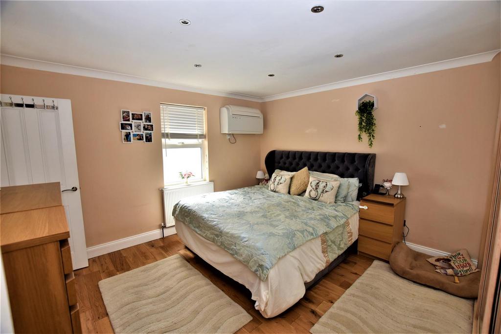 Master bedroom.jpg