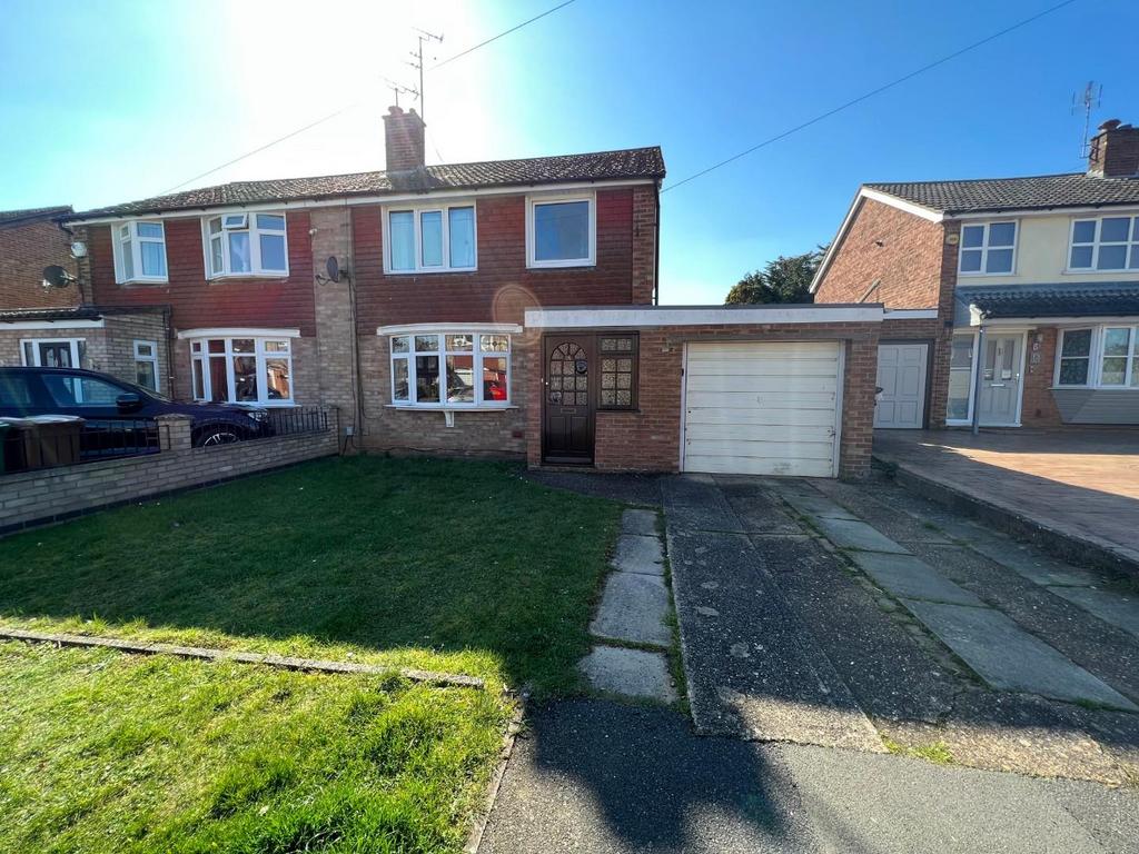 White Way, Earls Barton... 3 bed semidetached house £275,000