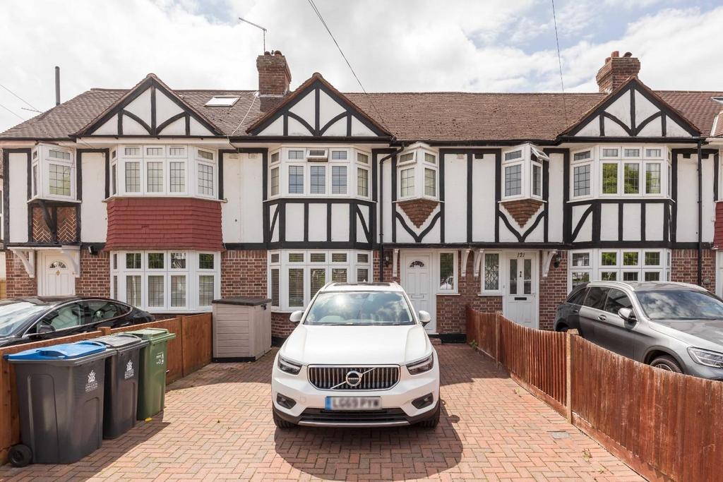 Wolsey Drive, Kingston Upon Thames 3 bed house £2,599 pcm (£600 pw)