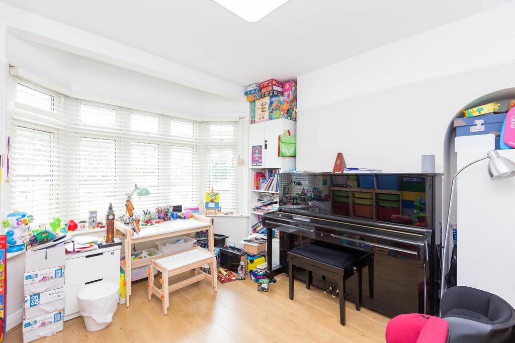 Wolsey Drive, Kingston Upon Thames 3 bed house £2,599 pcm (£600 pw)