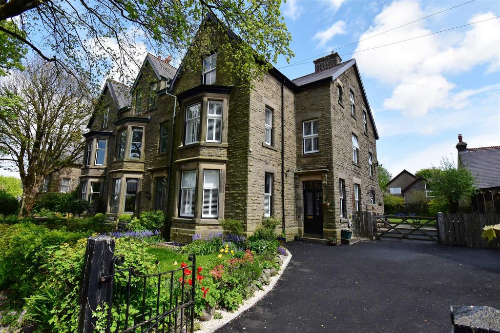 Robertson Road, Buxton 7 bed semidetached house £620,000