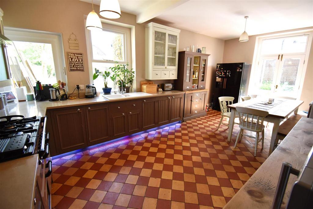 Robertson Road, Buxton 7 bed semidetached house £620,000