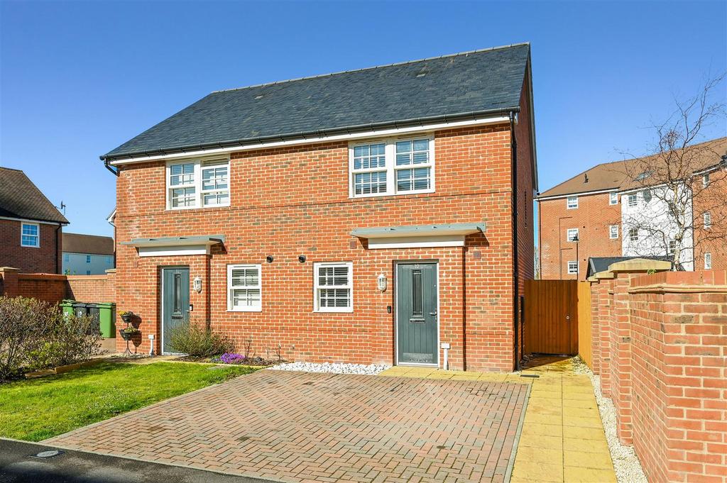 Berewood, Waterlooville, Hampshire 3 bed semidetached house £300,000