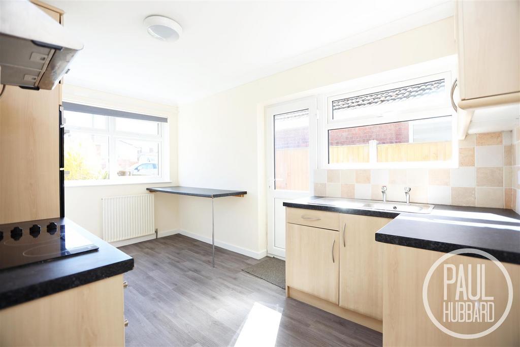 Orford Drive, Lowestoft 2 bed detached bungalow £850 pcm (£196 pw)