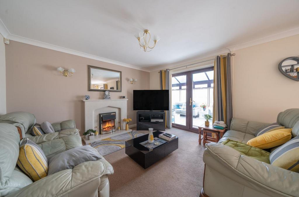 Rhodfa'r Gwendraeth, Kidwelly 4 bed detached bungalow for sale £330,000