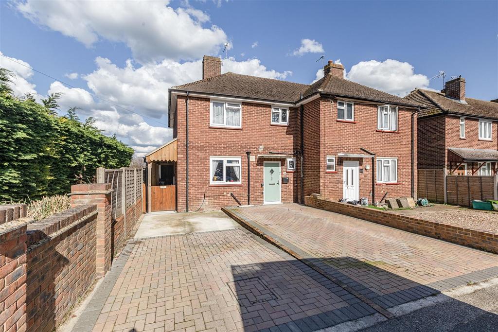 The Avenue, New Haw 3 bed semidetached house £485,000