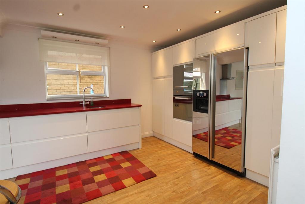 Bailey Way, Peterborough 5 bed detached house £2,000 pcm (£462 pw)