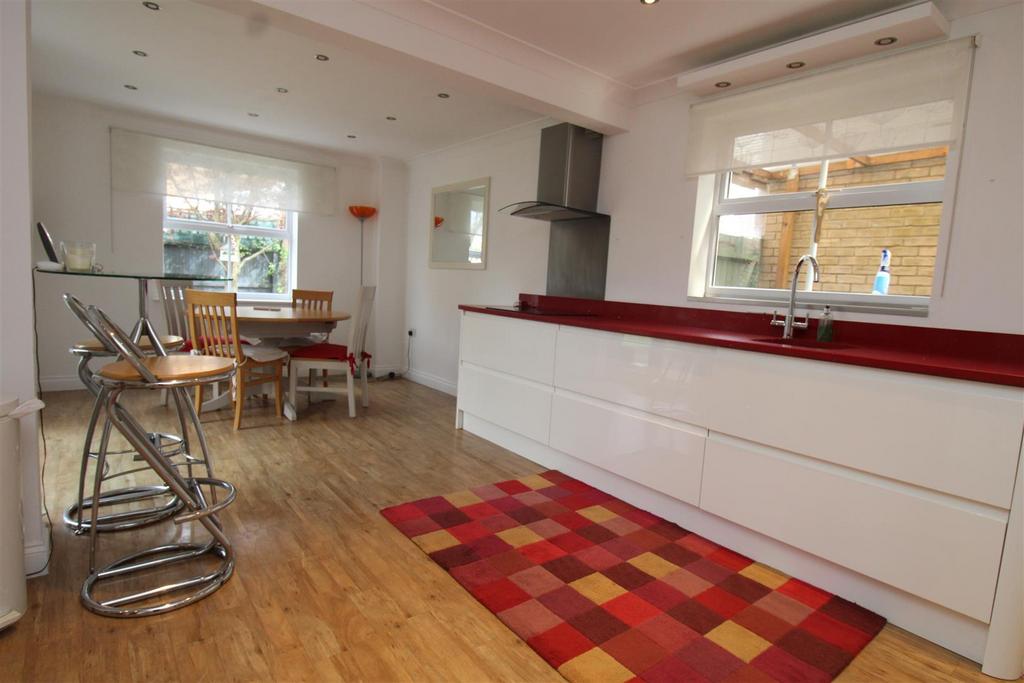 Bailey Way, Peterborough 5 bed detached house £2,000 pcm (£462 pw)