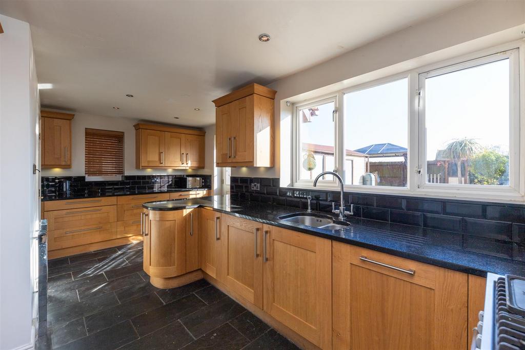 Merlin Drive, Sandy 4 bed detached house £400,000