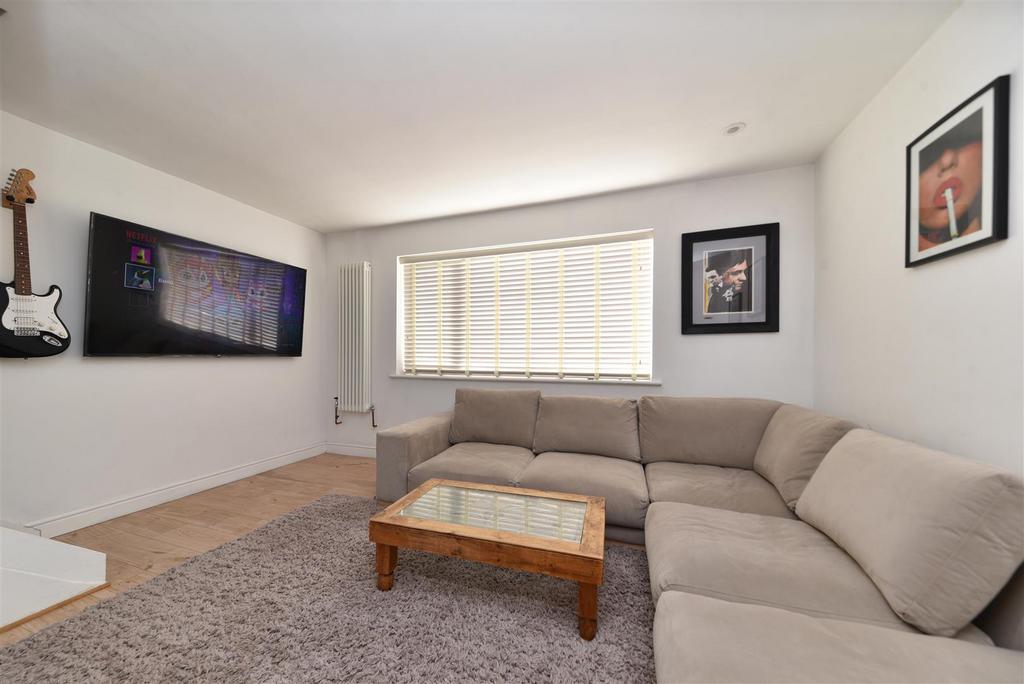 Laxton Gardens, Baldock 2 bed semidetached house £1,350 pcm (£312 pw)