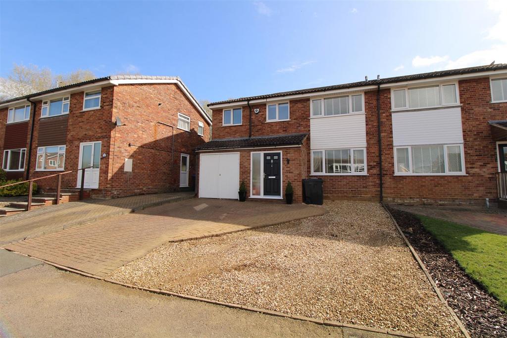 Lake Crescent, Daventry 4 bed house £295,000