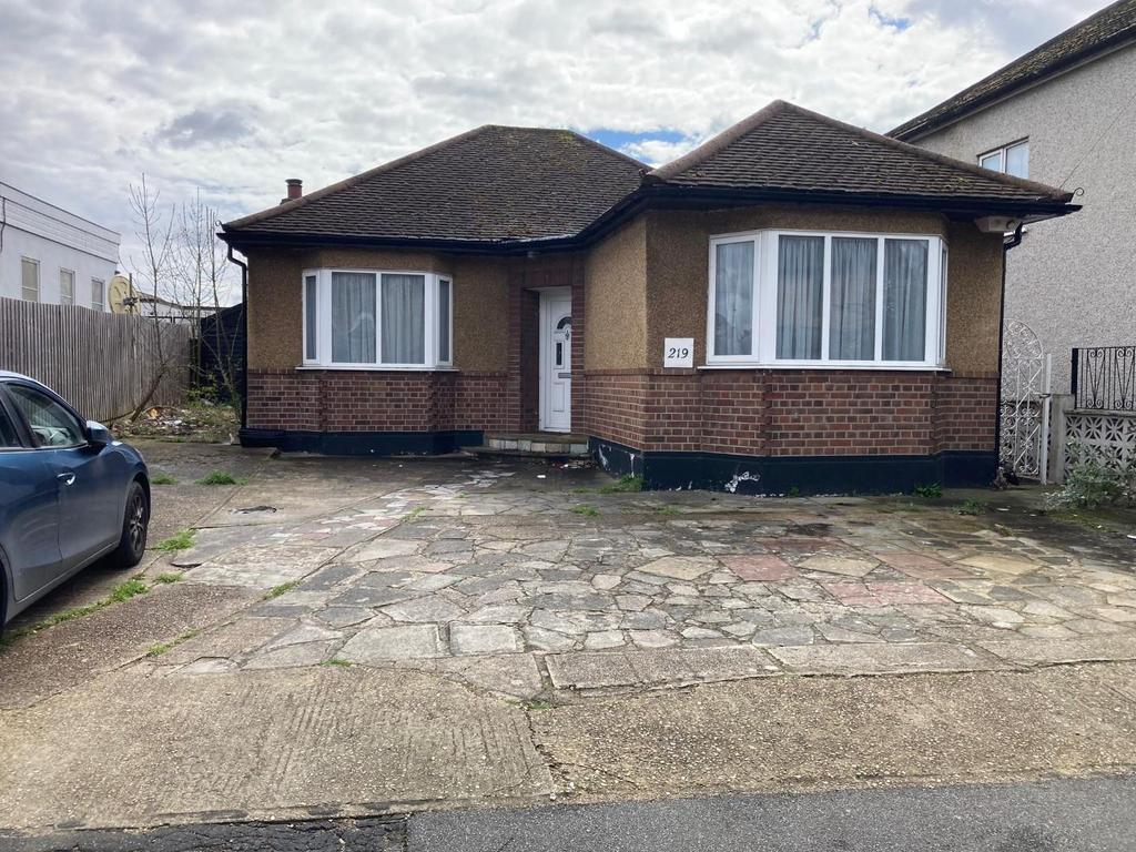 Hornchurch Road, Hornchurch 2 bed semidetached bungalow £1,600 pcm
