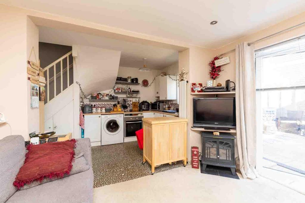 Winston Crescent, Biggleswade 3 bed terraced house £230,000