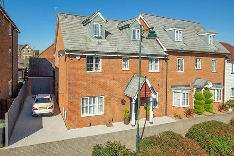19 Baxter Way, Kings Hill, West Malling, ME19 4DE