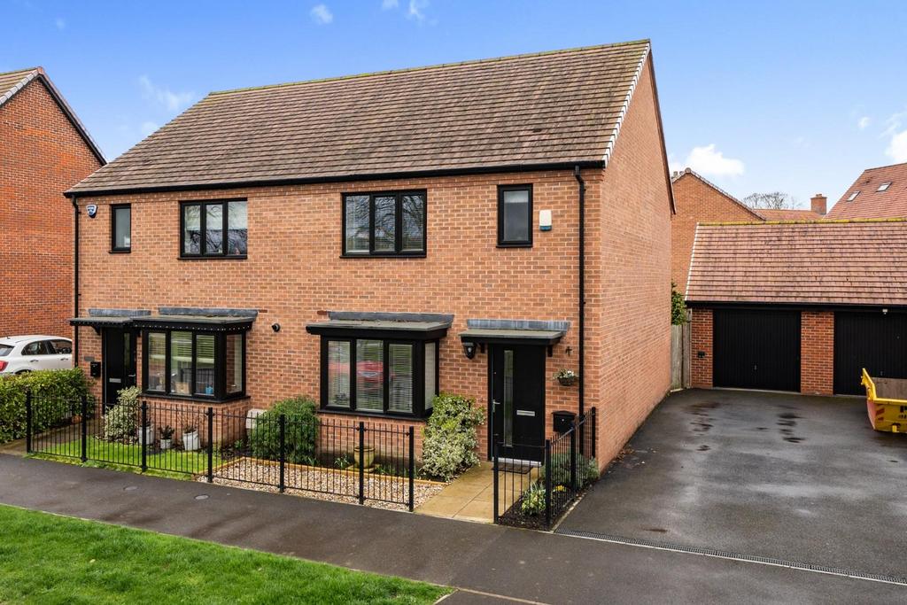 Bannister Way, Leybourne, West Malling 3 bed semidetached house for