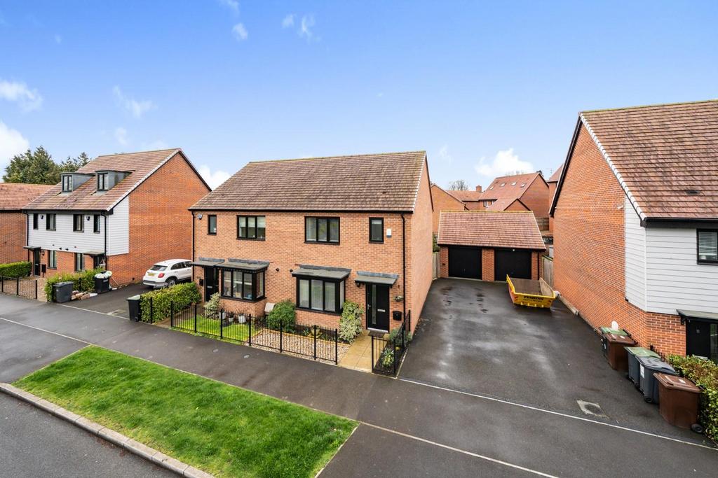 Bannister Way, Leybourne, West Malling 3 bed semidetached house £425,000