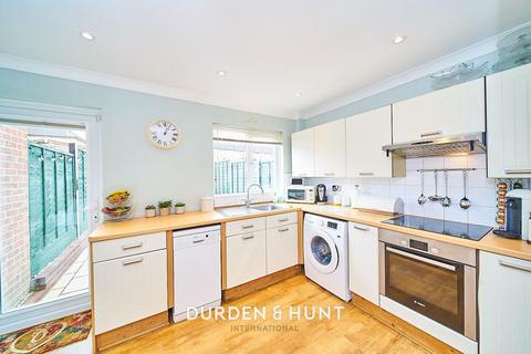 32 Hereward Green, Loughton, IG10 2HE