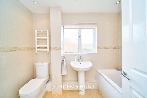 32 Hereward Green, Loughton, IG10 2HE