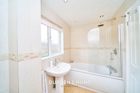 32 Hereward Green, Loughton, IG10 2HE