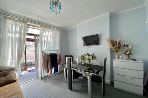 3 bedroom end of terrace house for sale, Windsor Avenue, Hillingdon, Middlesex, UB10 9AT
