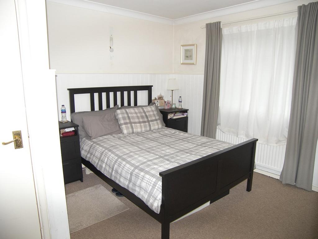 Ritz Court, Potters Bar, EN6 1 bed apartment £1,100 pcm (£254 pw)