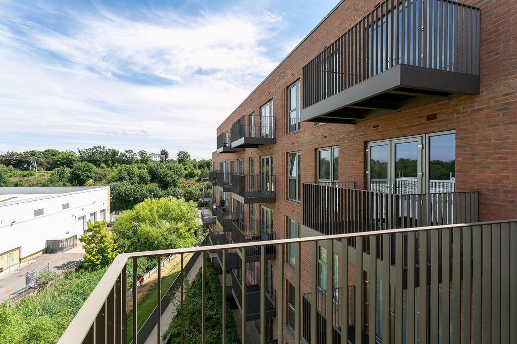 Frogmore Avenue, Watford... Studio £1,250 pcm (£288 pw)