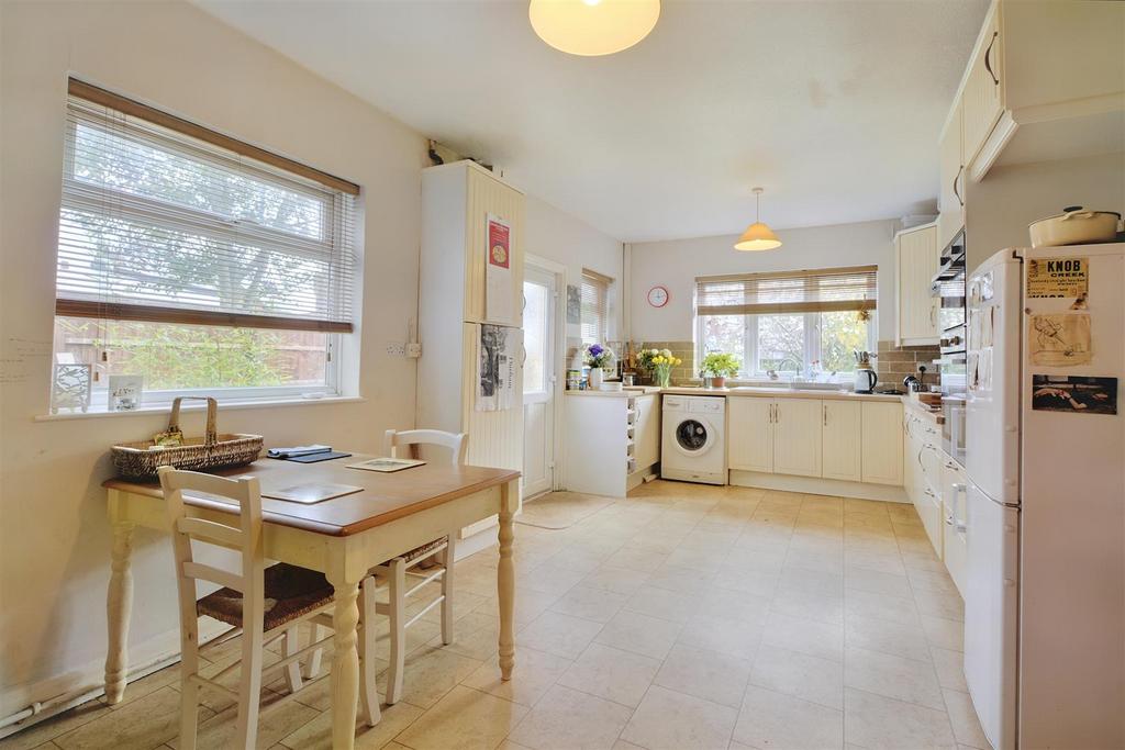 Kitchen 2.jpeg