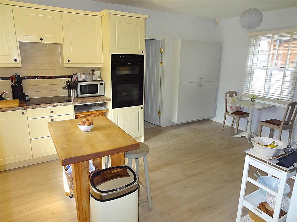 V Kitchen.jpg