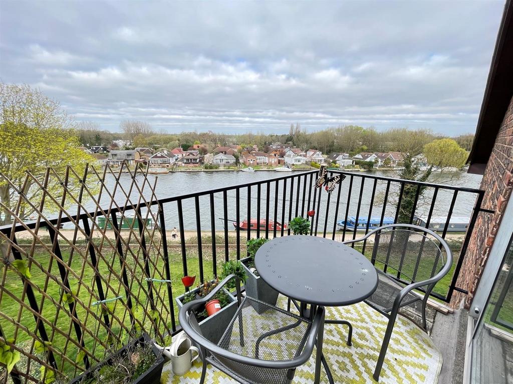 Hillrise, Manor Road, Walton on Thames 2 bed apartment £1,650 pcm (£