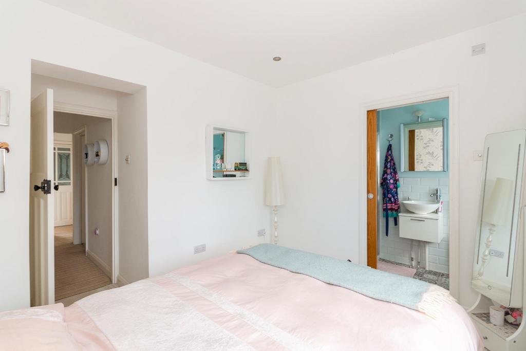 TNECSERCDOOWEKAL33 - Bedroom J.jpg