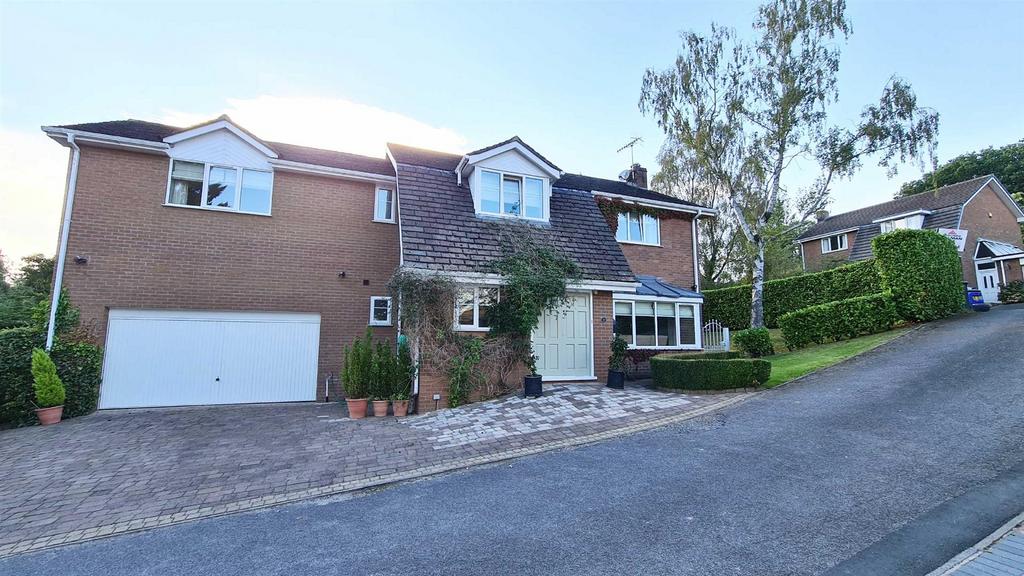 Castlegate, PRESTBURY 6 bed detached house £3,250 pcm (£750 pw)