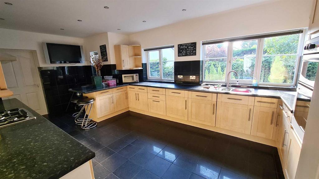 Castlegate, PRESTBURY 6 bed detached house £3,250 pcm (£750 pw)
