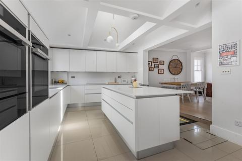 56b Grove Road, Windsor, SL4 1HS